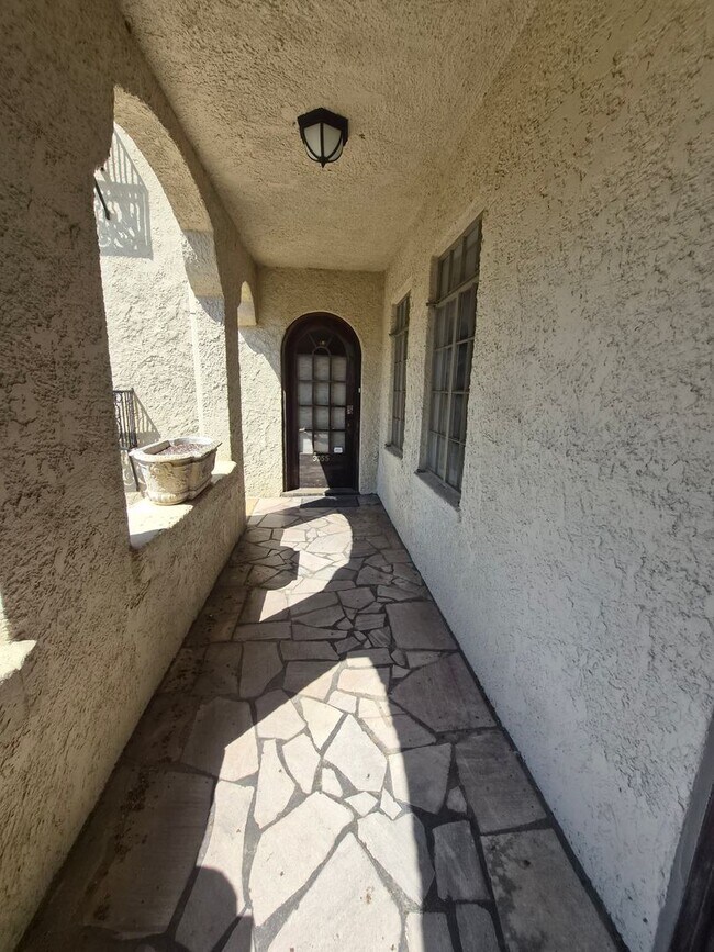 Building Photo - Knoxville 37919 - Rare opportunity to rent a historic European-style Condo with 2 bedrooms and 2 ...