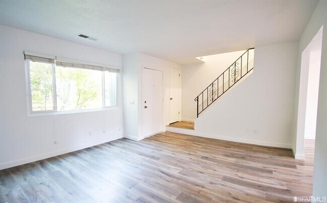 Building Photo - 31 Oliva Dr