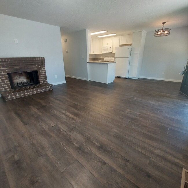 Building Photo - Completely Remodeled 2 bedroom Duplex with...