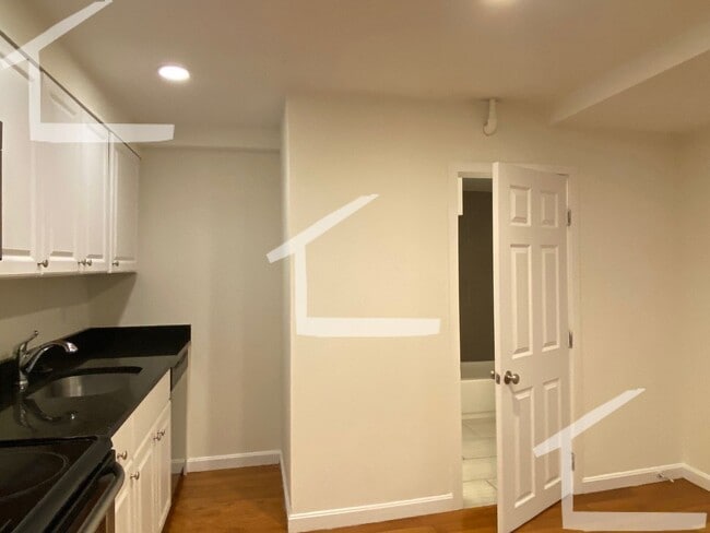 Building Photo - Three Bed Apartment For Rent