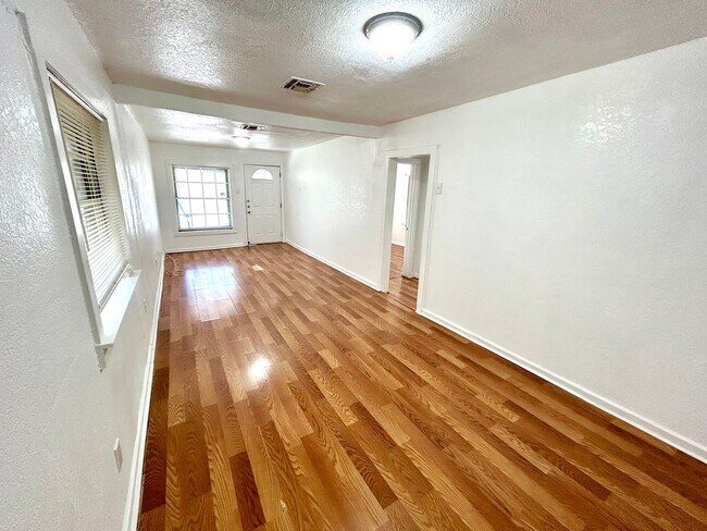 Building Photo - **APPLICATION RECEIVED** **MOVE IN READY!*...