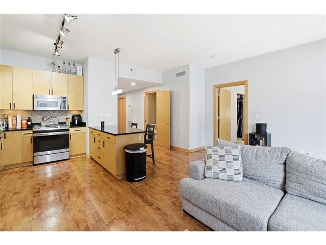 Building Photo - 215 10th Ave S