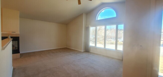 Foto del edificio - Large 5 bedroom 3 bathroom home!