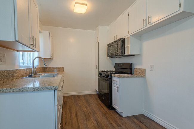 Building Photo - 6225 Reseda Blvd