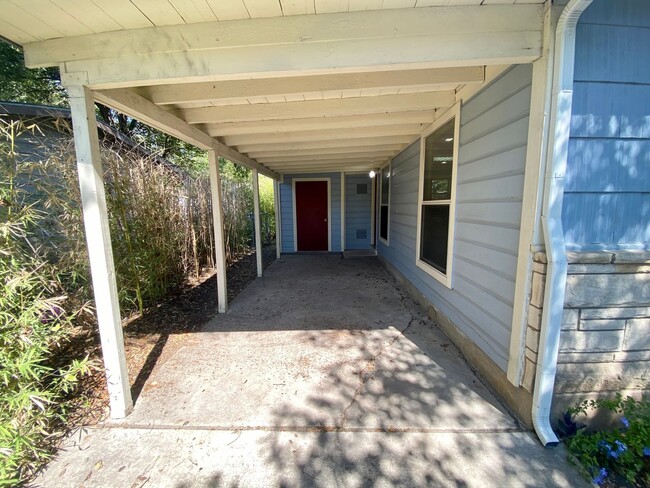 Building Photo - Centrally Located 2/1 House- Available April!