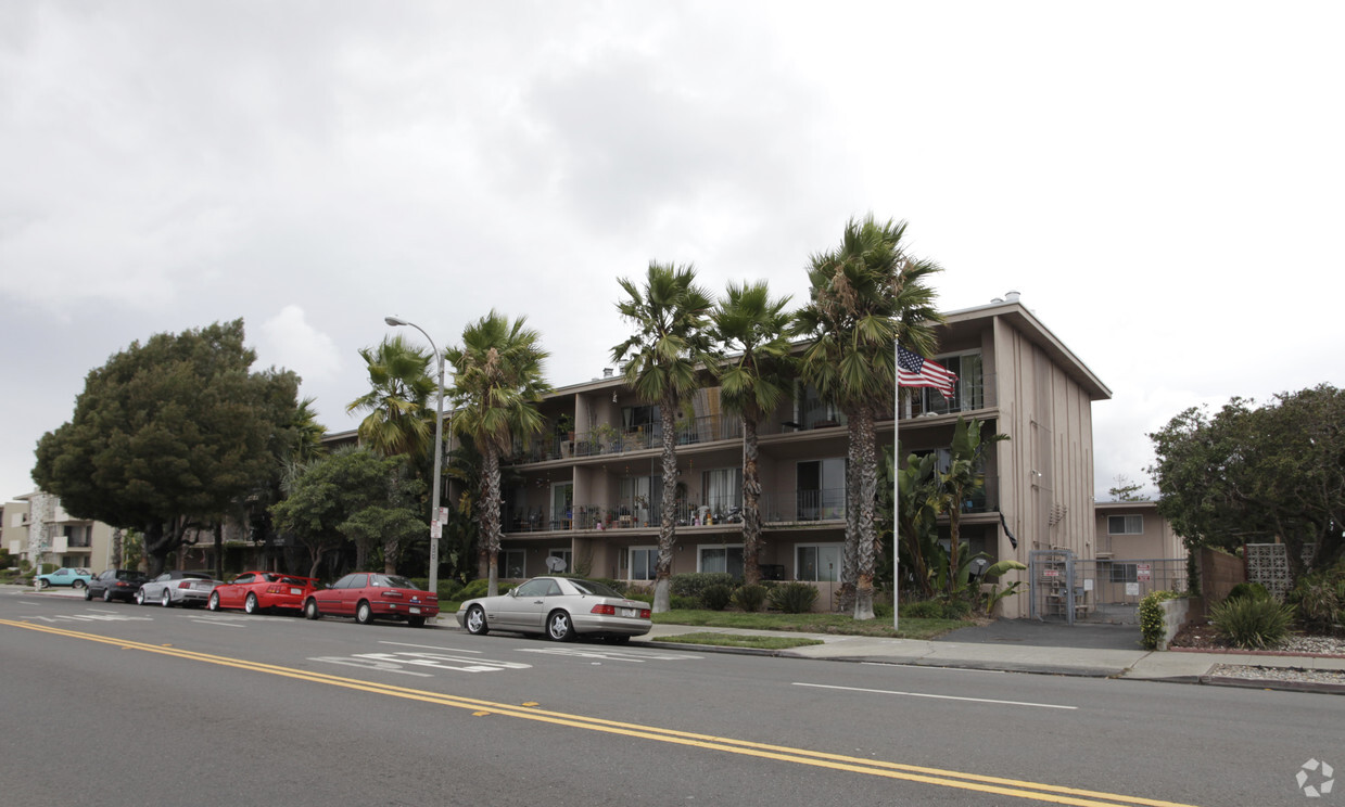 Primary Photo - 1901 Shoreline Apartments