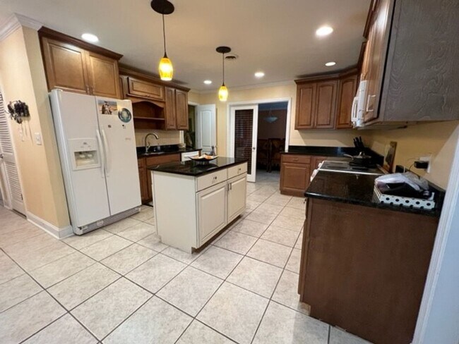 Foto del edificio - 3 Bed/3 Bath 16 acres, Barn, Pond!
