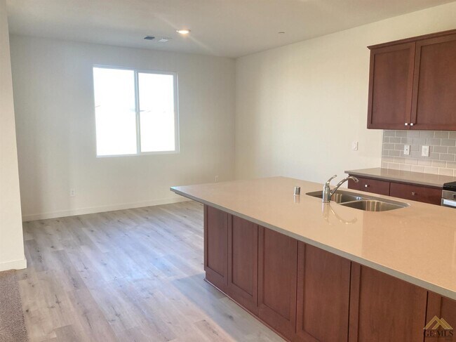 Building Photo - 7916 Linden Tree Ave