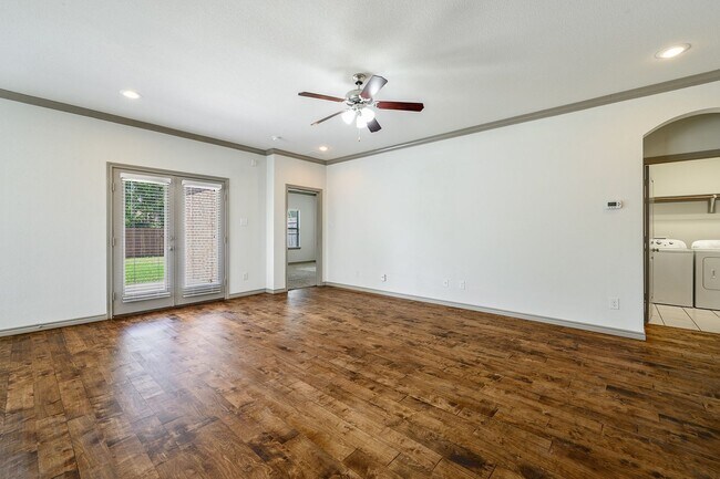 Foto del edificio - * MOVE IN SUMMER 7/17/2027 * 6 Bed 4 Bath  Family Home Your Own Private Backyard