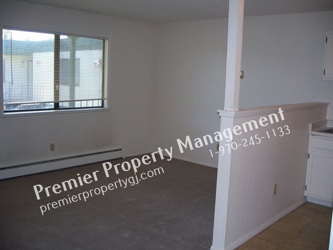 Building Photo - 1940 Grand Ave 203