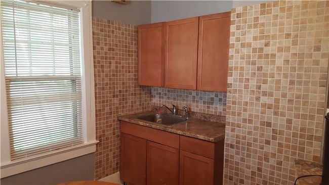Building Photo - 264 Pompton Ave