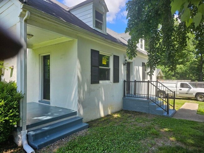 Building Photo - Updated 2 Bedroom, 1 bath with Large Backyard!