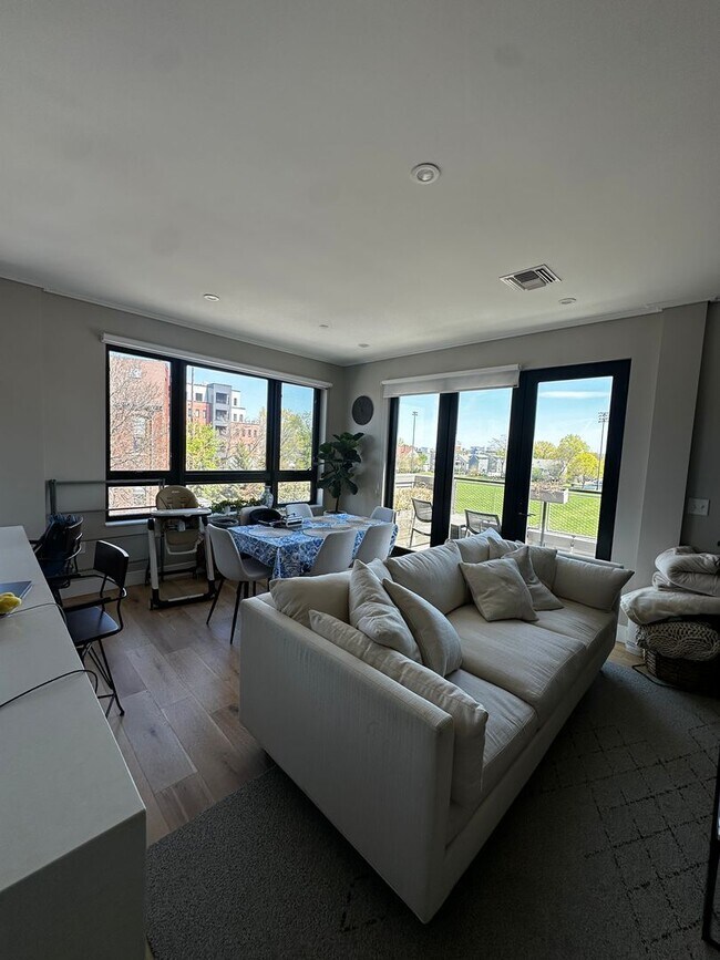 Foto del edificio - Spacious 2 Bed, 2 Bath Luxury Condo with Downtown Boston Views