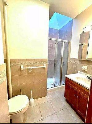 Foto del edificio - 74-49 64th St