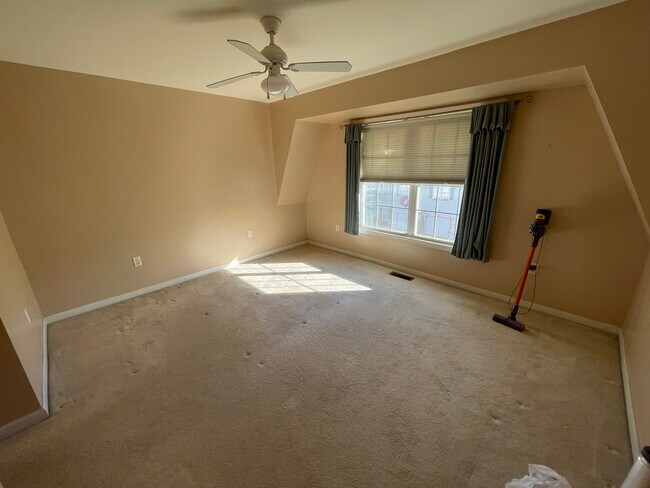 Master bedroom - 240 Roosevelt Ave