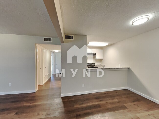 Building Photo - 624 E 3rd St Apt 301