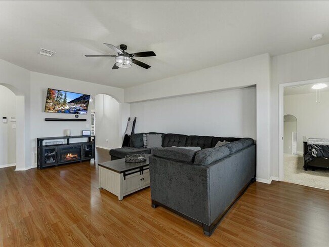 Building Photo - 725 Pinnacle Dr