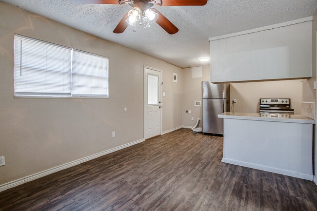 Building Photo - Summer 2026 Pre- lease! Cute One Bedroom near Medical and TTU