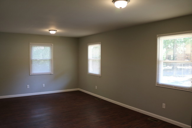 Building Photo - Adorable, Newly Updated Ranch