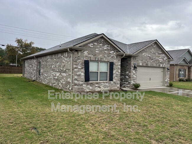 Building Photo - 7360 Barrett Oaks Dr