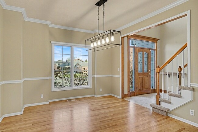 Foto del edificio - Spacious 4br/4.5 ba Home in Millard Mission Park Neighborhood. Huge Yard, 3 Car Garage