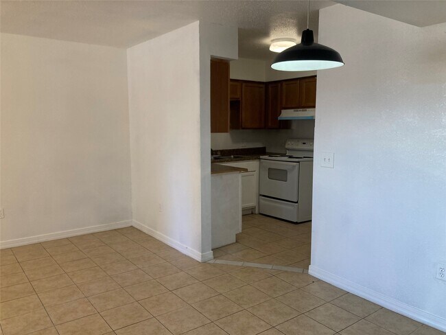 Foto del edificio - 7201 Hallshire Dr