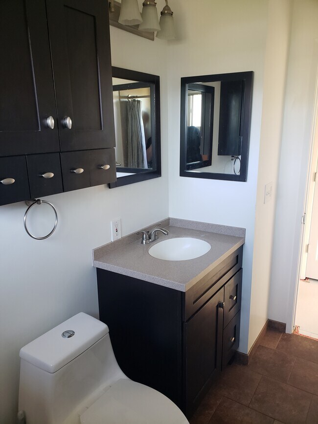 #4 Bathroom - 4290 Payne Ave