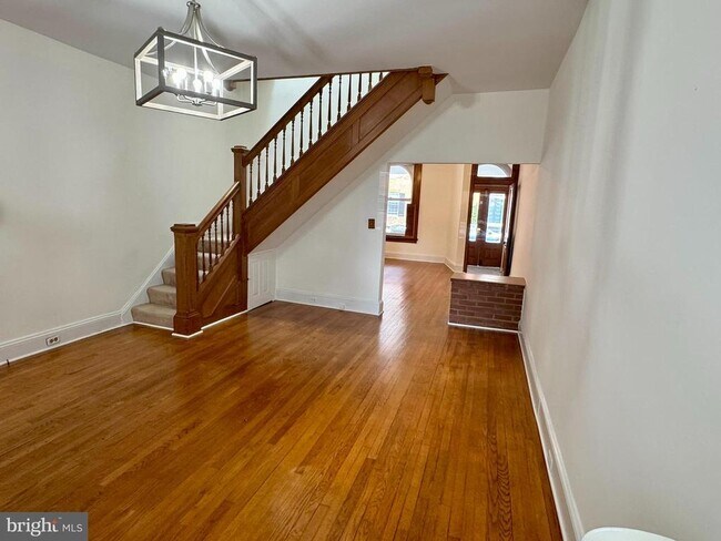 Building Photo - 112 E 3rd St