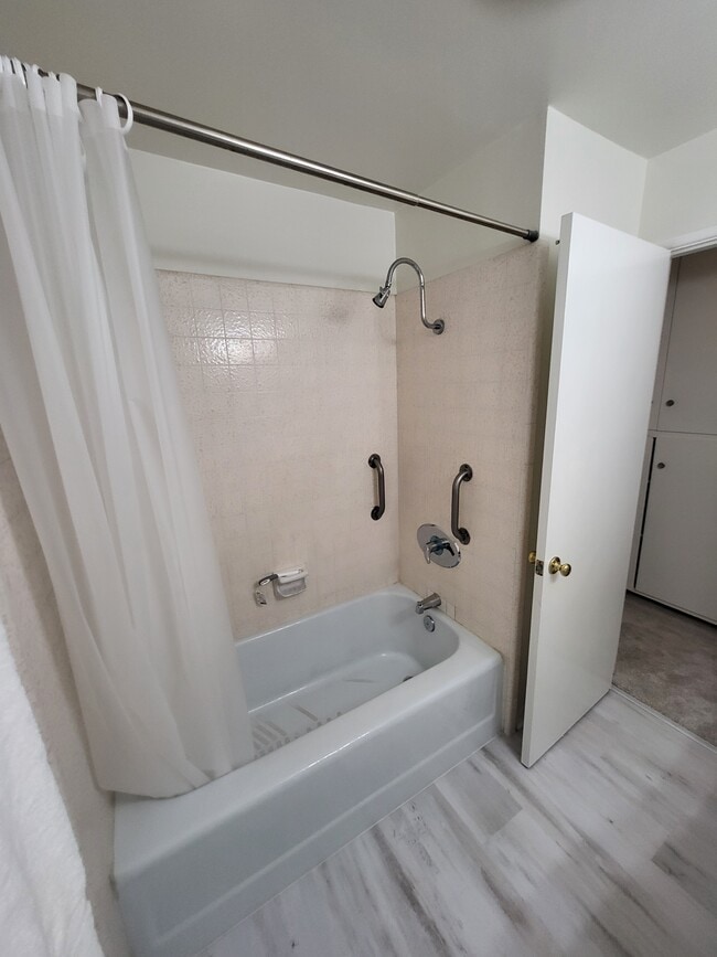 Building Photo - 2302 E 2nd St