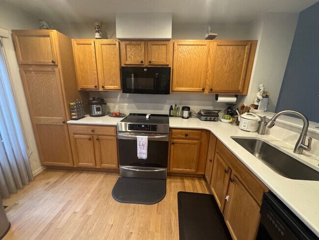Foto del edificio - Charming 2BR/2.5Bath Townhome in Lowry!