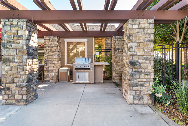 BBQ Pavillion - Vineyard Creek Apartments