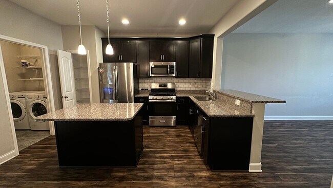 Building Photo - Beautiful Townhouse in the Heart of Bellevue