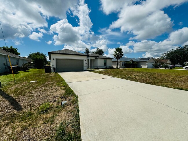 Building Photo - GORGEOUS 4 Bedroom, 2 Bathroom Home in Poi...