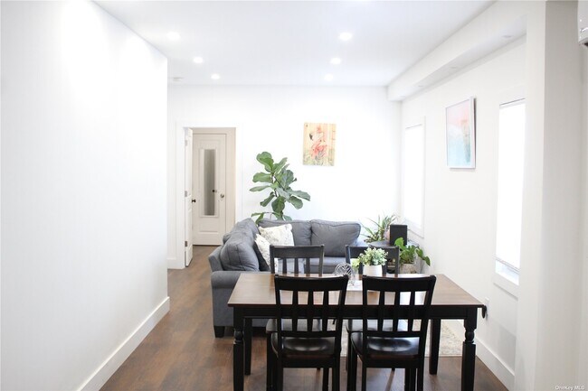 Foto del edificio - 1592 E 45th St