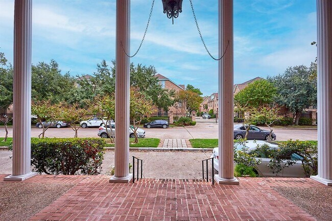 Foto del edificio - 2824 Briarhurst Dr