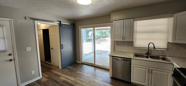 Building Photo - 3 Bedroom Home North Columbus