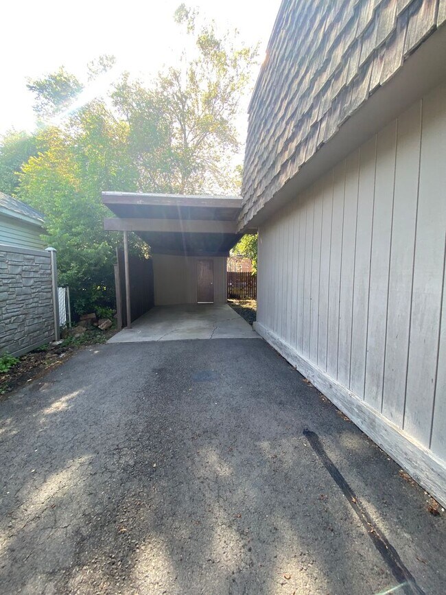 Foto del edificio - South Hill Triplex-Nestled away in private...