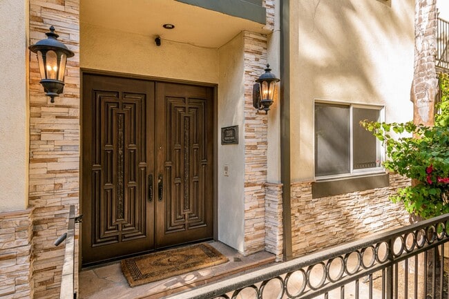 Building Photo - 2334 Benedict Canyon Dr