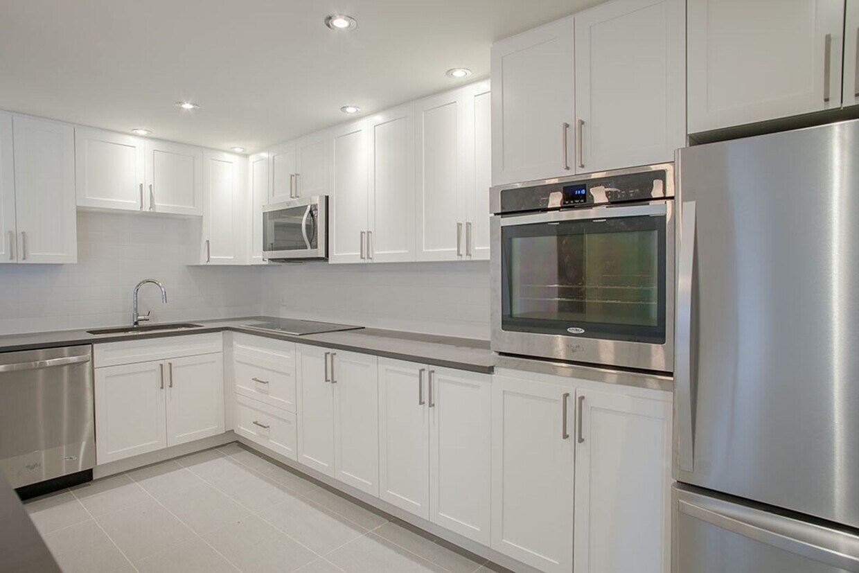 Primary Photo - 3495 Rue de la Montagne