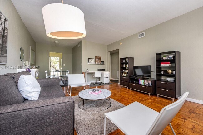 Foto del edificio - 350 S Shore Dr