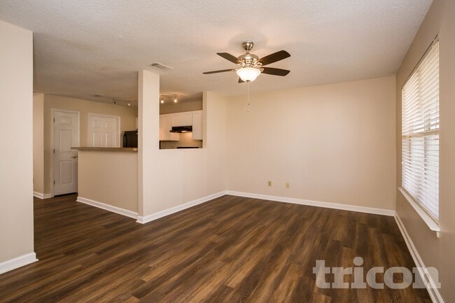 Building Photo - 815 Tramore Dr