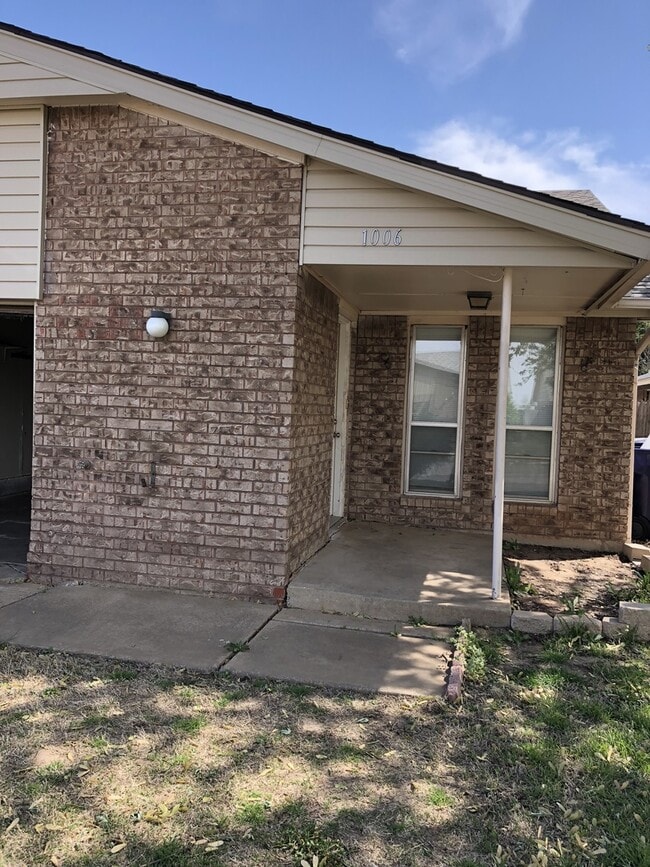 UPDATED DUPLEX NEAR I-240 CORRIDOR! - UPDATED DUPLEX NEAR I-240 CORRIDOR! House