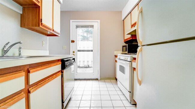 Building Photo - 1 br, 1 bath Townhome - 7A Talcott Forest ...