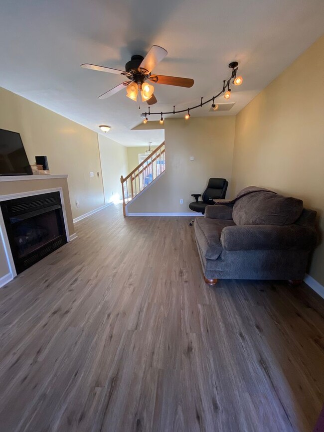 Foto del edificio - Fletcher - Updated Townhome with fenced pa...