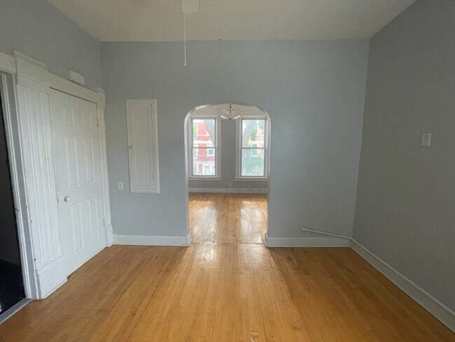 Entry room/dining - 3220 S Lituanica Ave