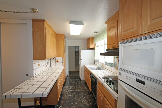 Kitchen - 4660 Flamingo Park Ct