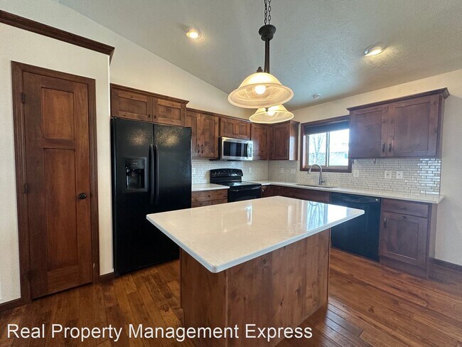 Building Photo - 4 br, 2 bath House - 3208 S Triple Play Ave
