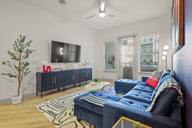 Foto del edificio - 13701 Montfort Dr