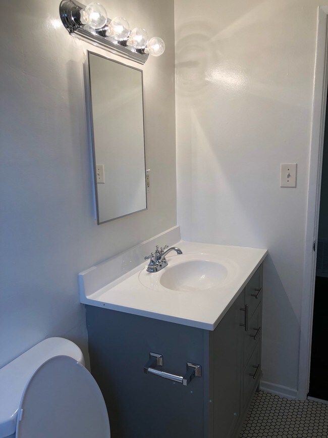 baño nuevo - 7719 Hampton Ave