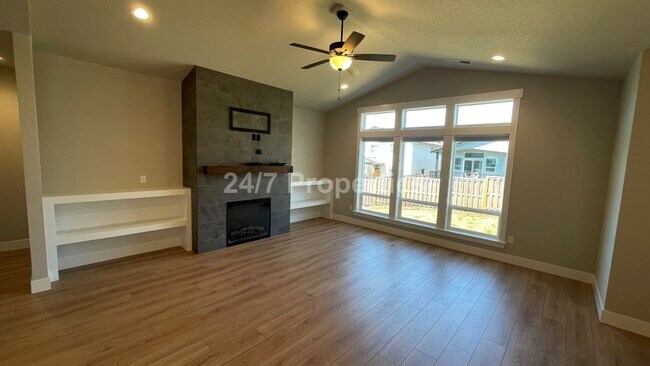 Foto del edificio - Modern 3 BD | 2 BA Home w/ Bonus Room - Es...